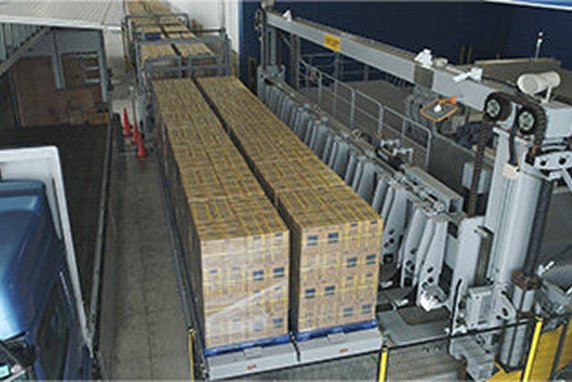 トラックへ16パレットを一気に積み込み