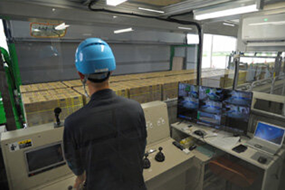 オペレータ1人でトラックローダを操作