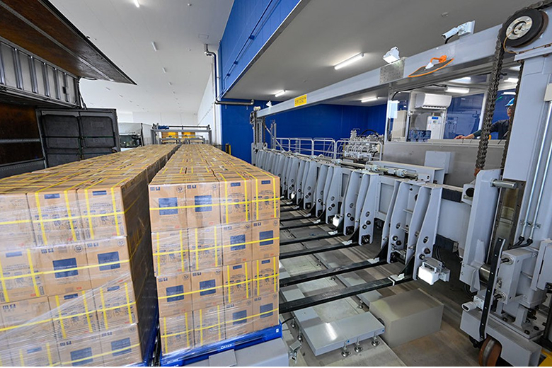 国内最大規模の宅配水工場。出荷にはトラックローダが威力。