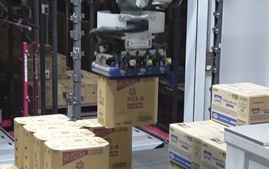 様々な形状のケースを確実にピックする新型ハンド