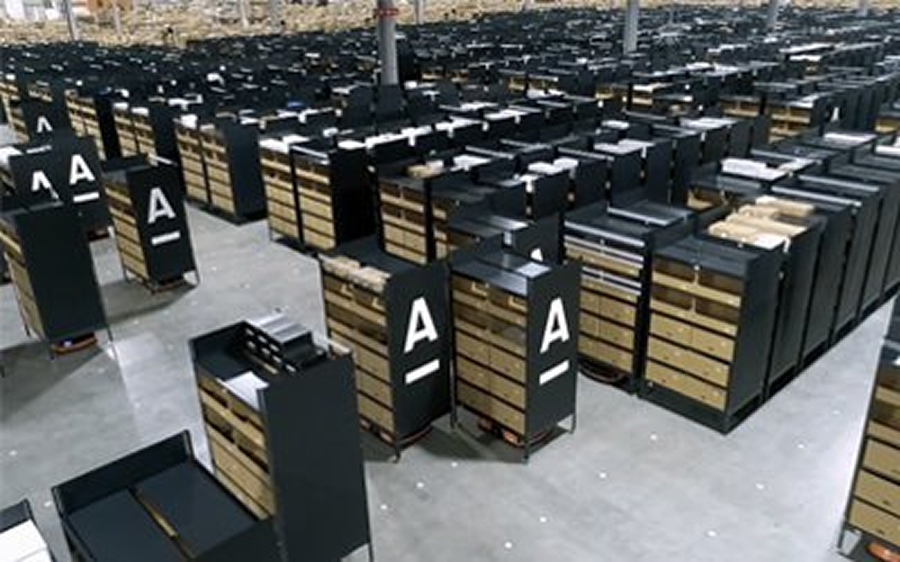 高速処理する高回転商品のピッキングを効率よく進める120台のAGVと1400台の商品棚。