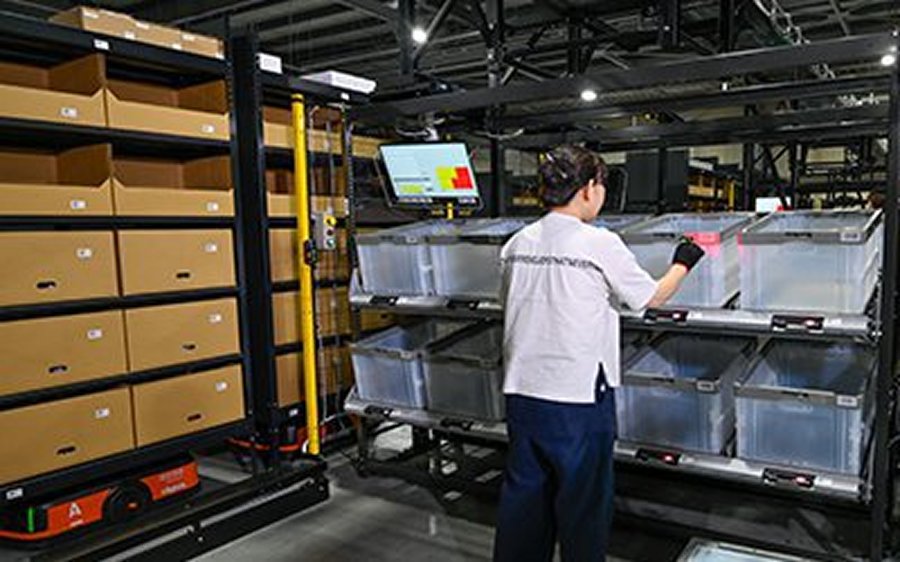 ピッキングステーション。音声とモニターの指示で作業は簡単に進められる。