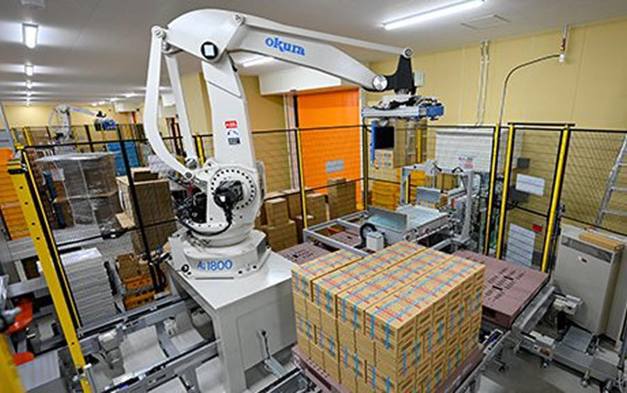 生産量の多い商品をパレット積みするロボットパレタイザ